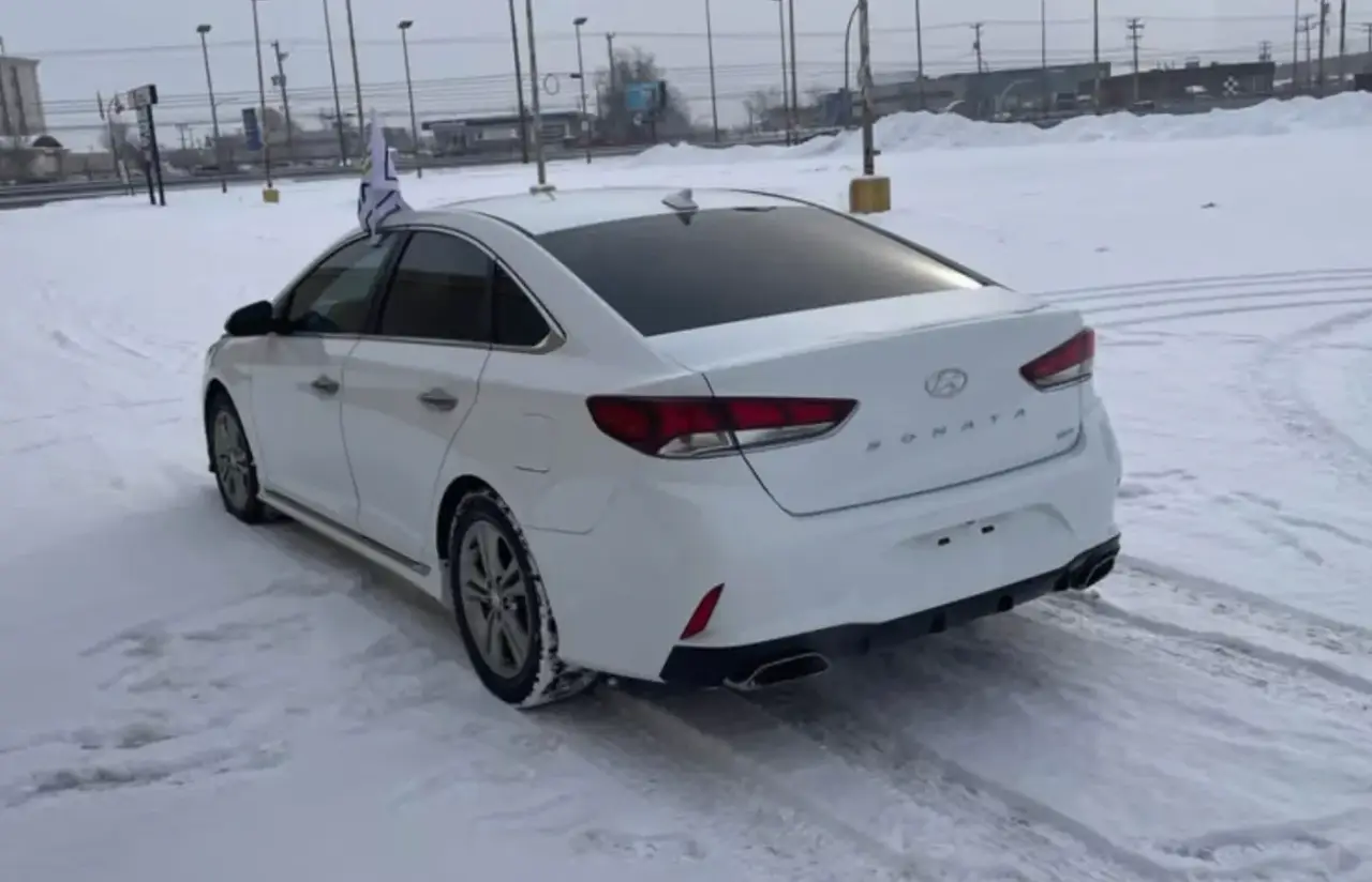 Hyundai Sonata thumbnail 3