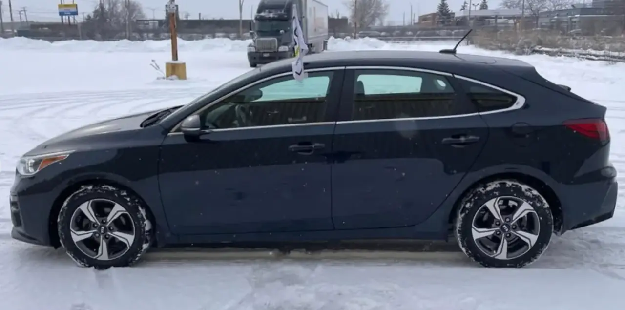 KIA Forte5 thumbnail 2