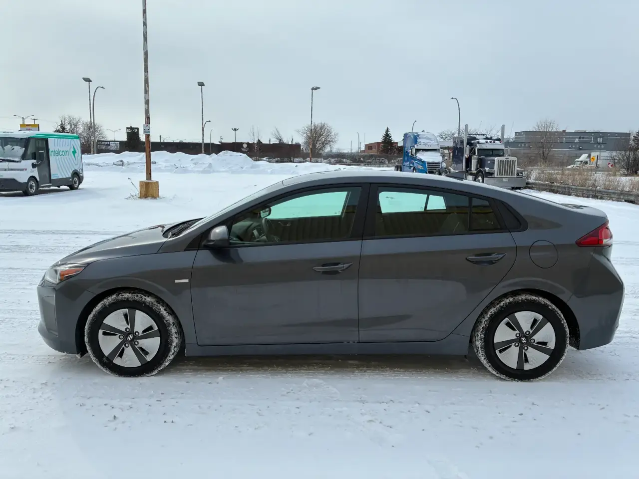 Hyundai Ioniq SEL Hybrid thumbnail 2