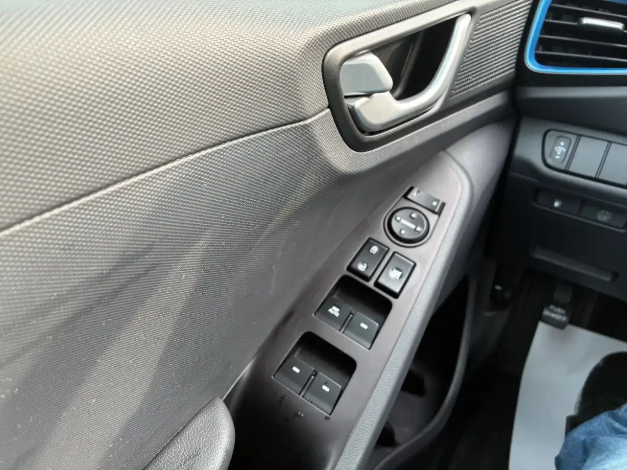 Hyundai Ioniq SEL Hybrid thumbnail 16