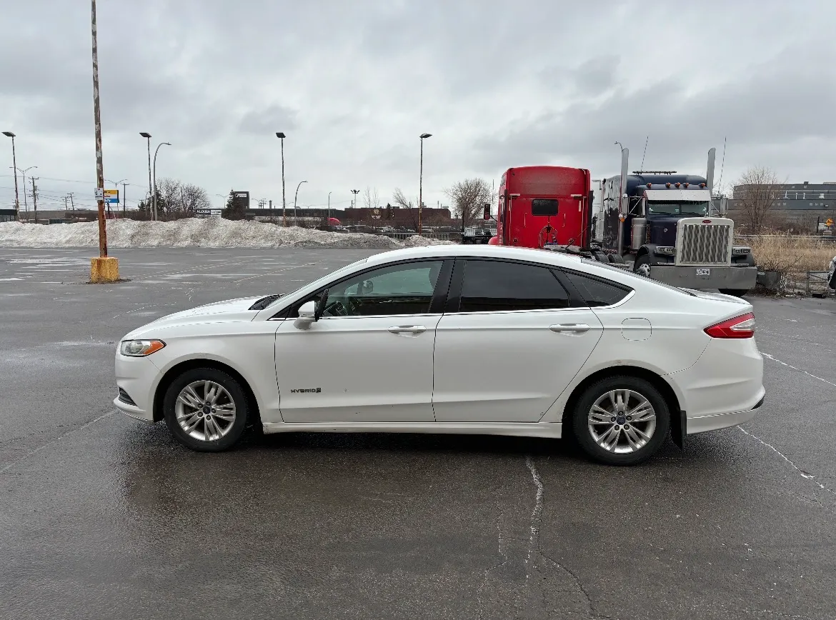 Ford Fusion Hybrid SE thumbnail 2