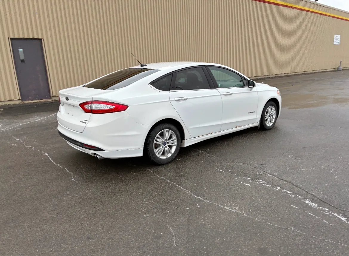 Ford Fusion Hybrid SE thumbnail 4