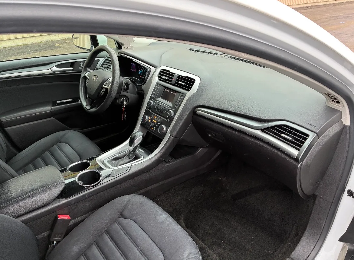 Ford Fusion Hybrid SE thumbnail 8