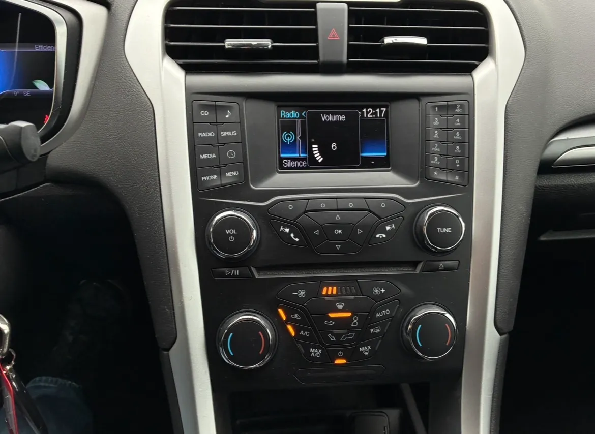 Ford Fusion Hybrid SE thumbnail 11