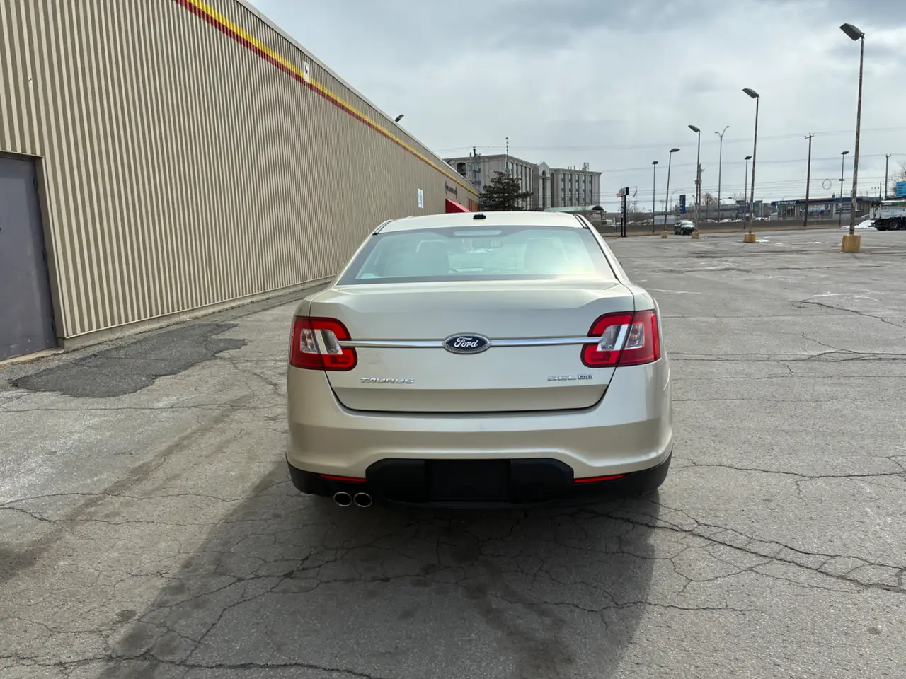 Ford Taurus thumbnail 4