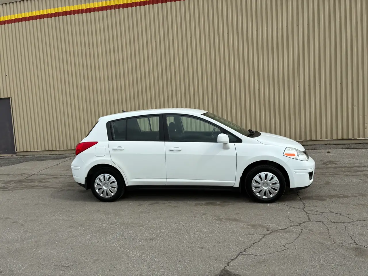 Nissan Versa thumbnail 2