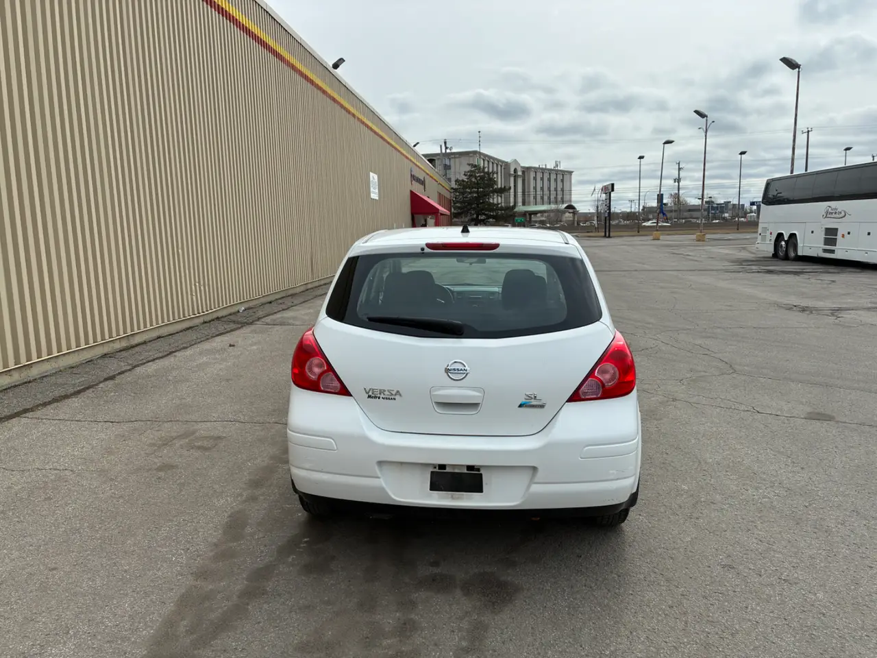 Nissan Versa thumbnail 4