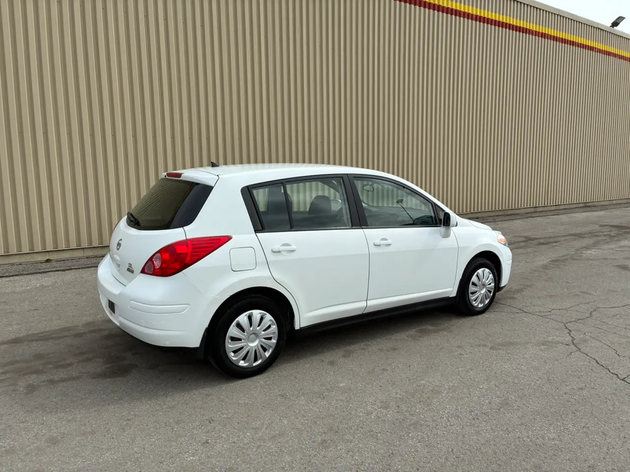Nissan Versa thumbnail 3