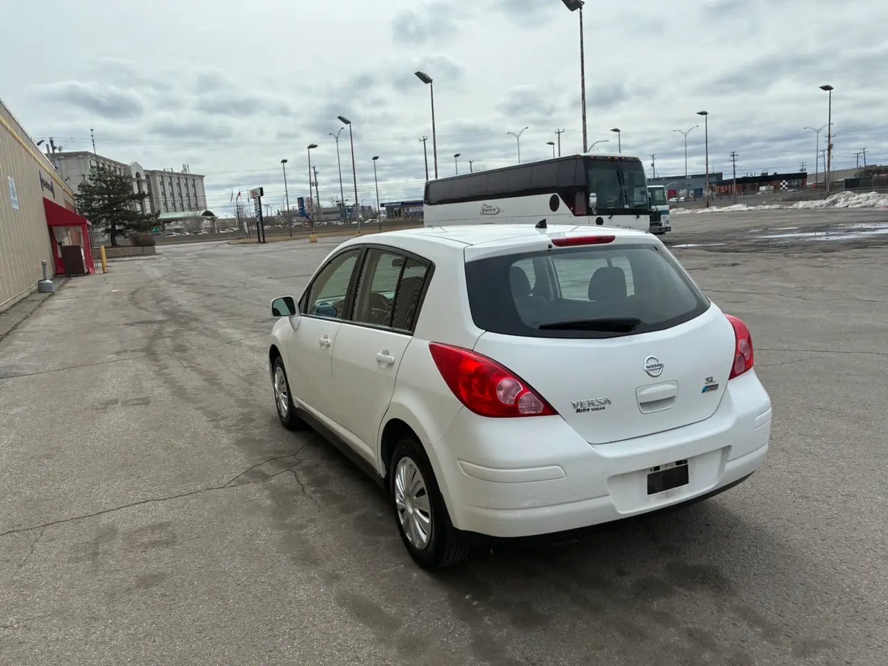 Nissan Versa thumbnail 5