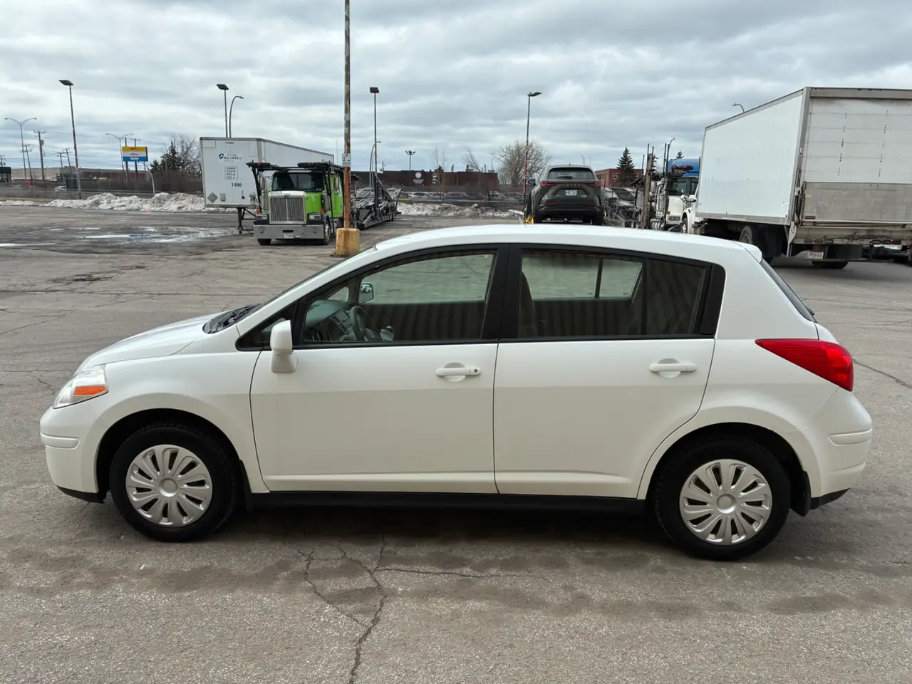Nissan Versa thumbnail 6