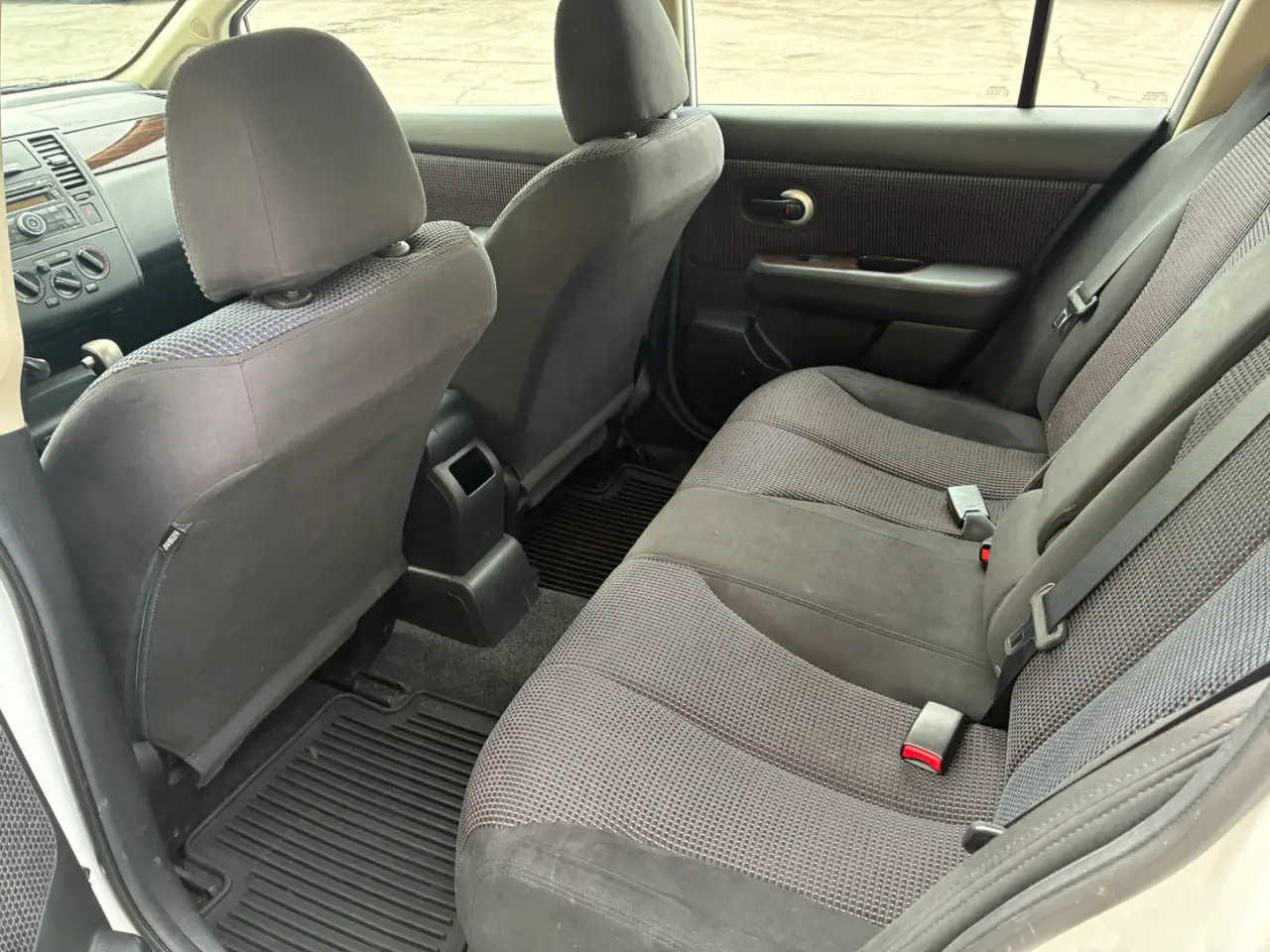 Nissan Versa thumbnail 9