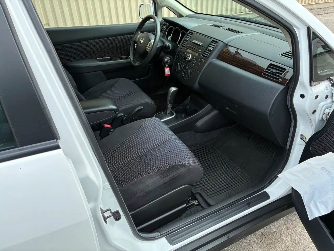 Nissan Versa thumbnail 10