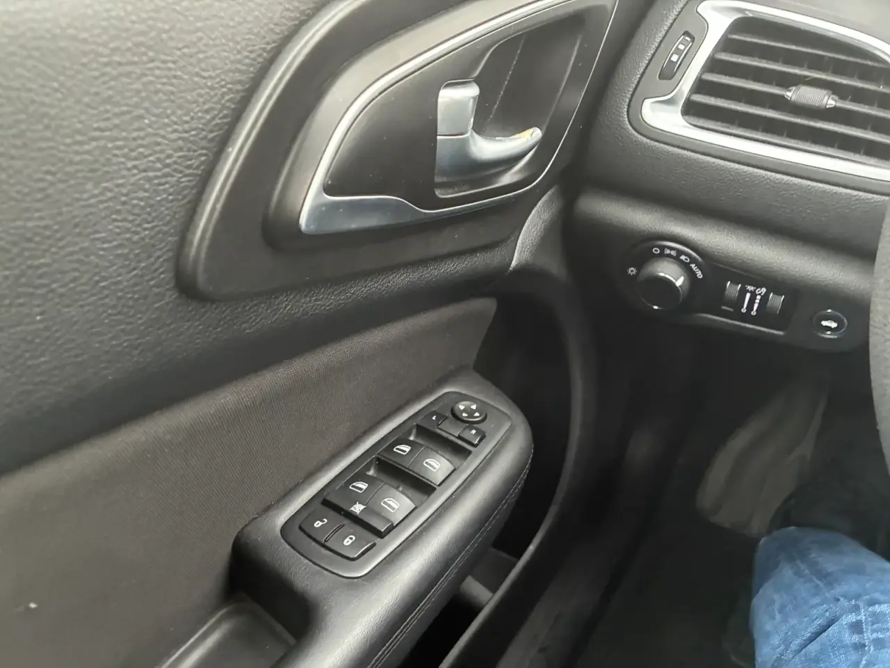 Chrysler 200 thumbnail 13