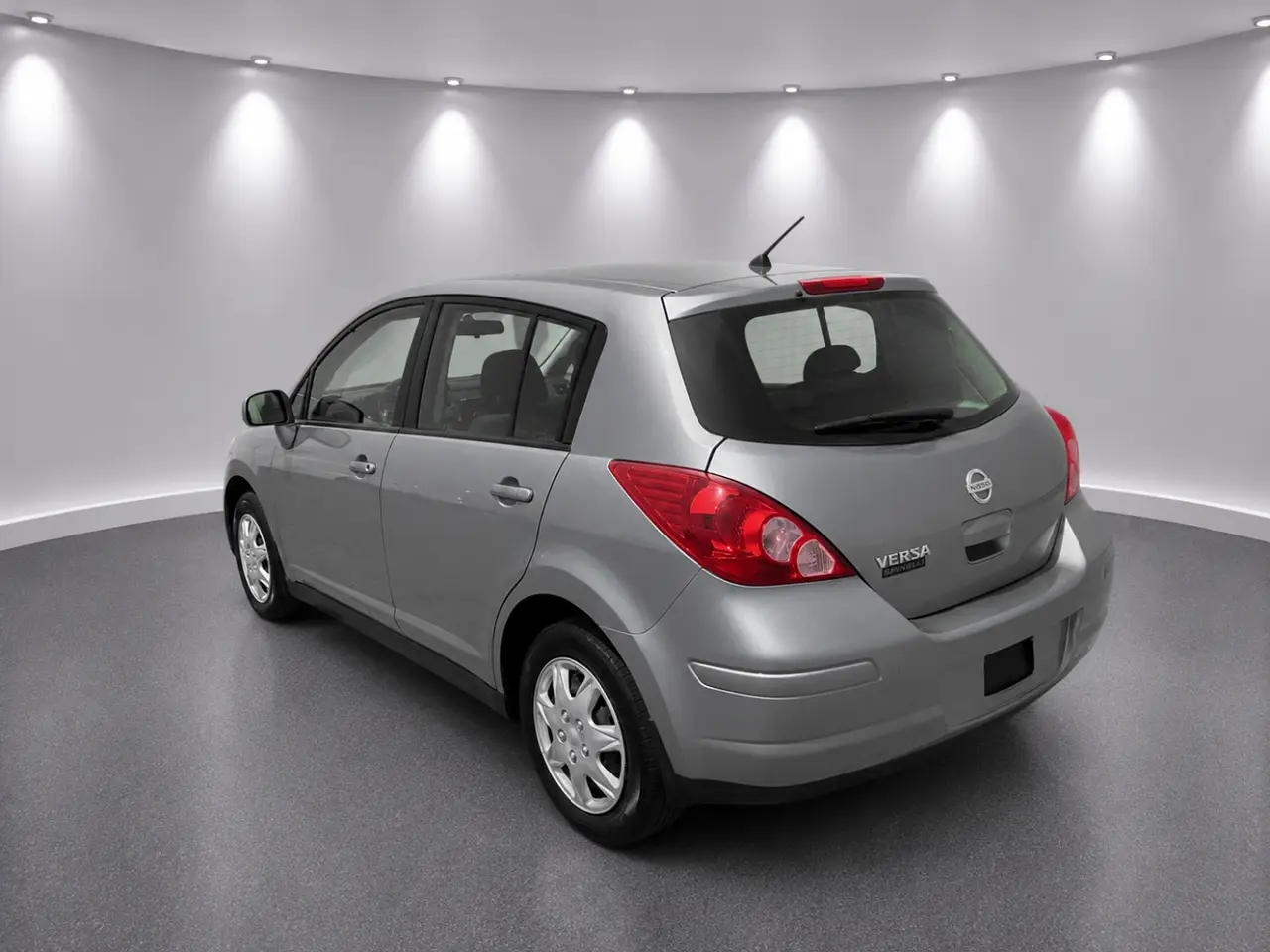 Nissan  Versa thumbnail 2
