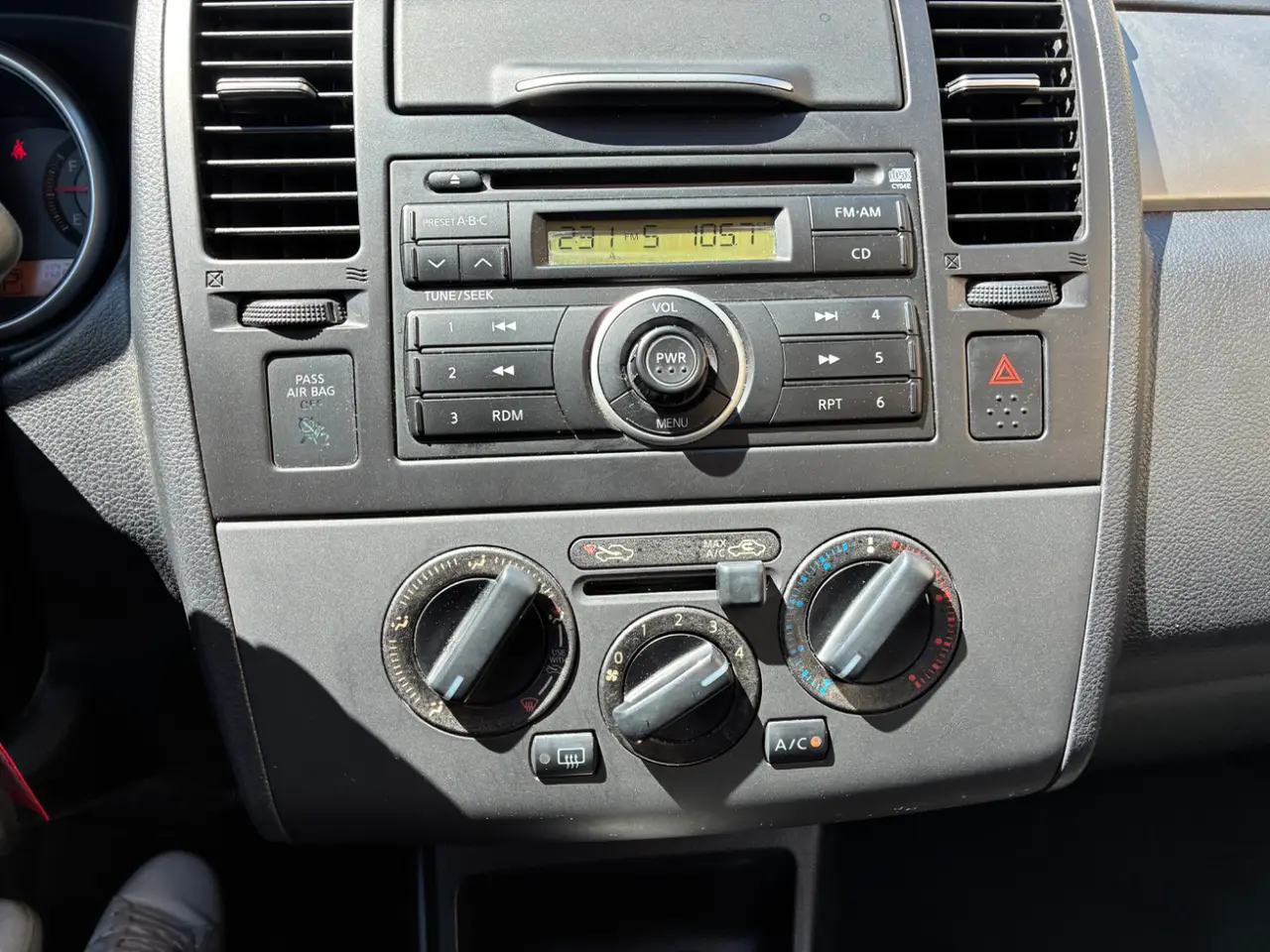 Nissan  Versa thumbnail 13