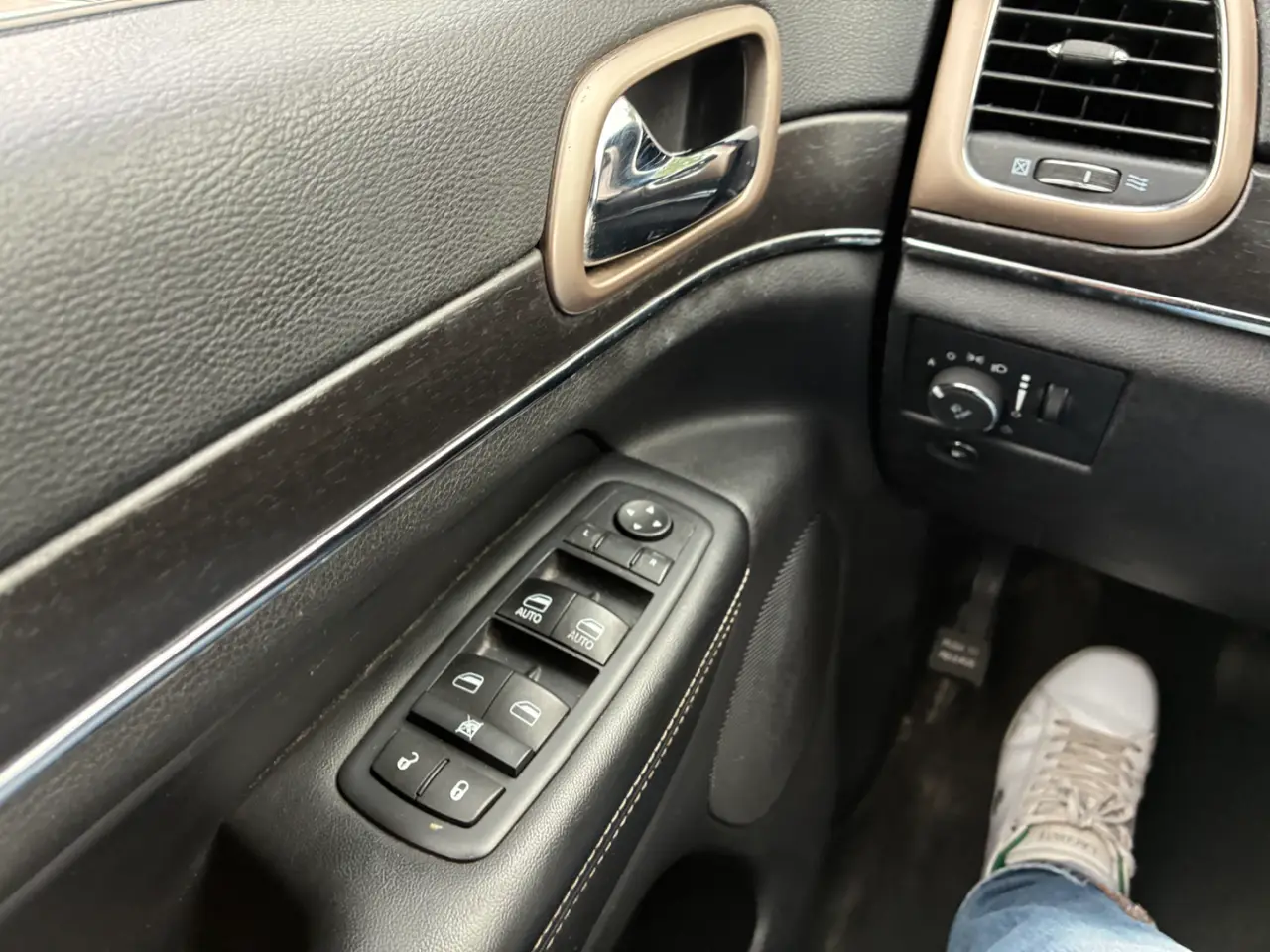 Jeep Grand Cherokee Limited miniature 10