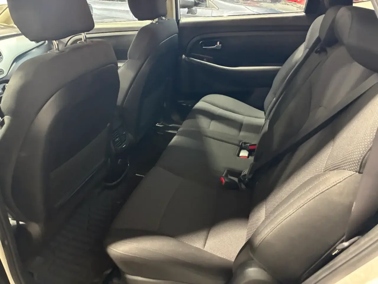 KIA Rondo miniature 8