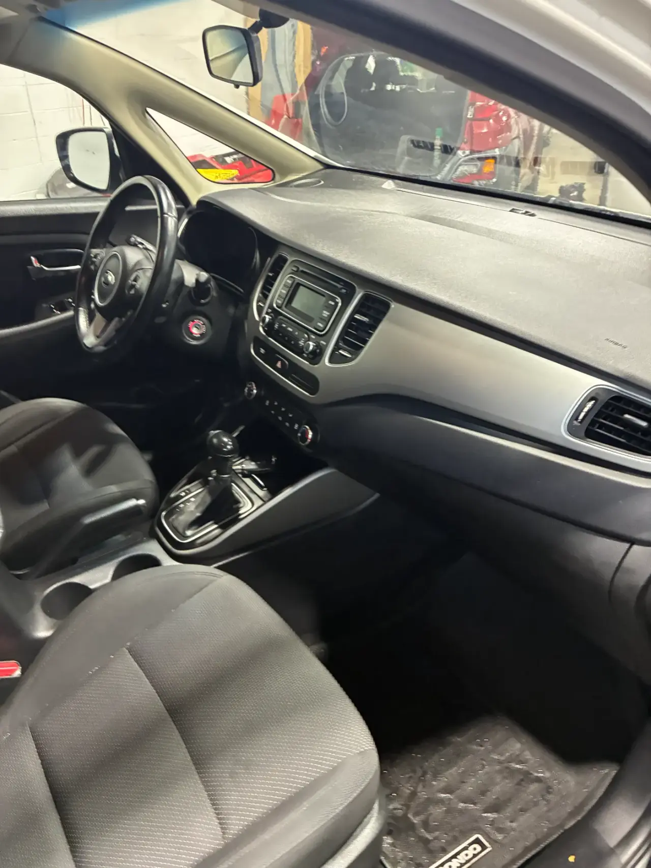 KIA Rondo miniature 10