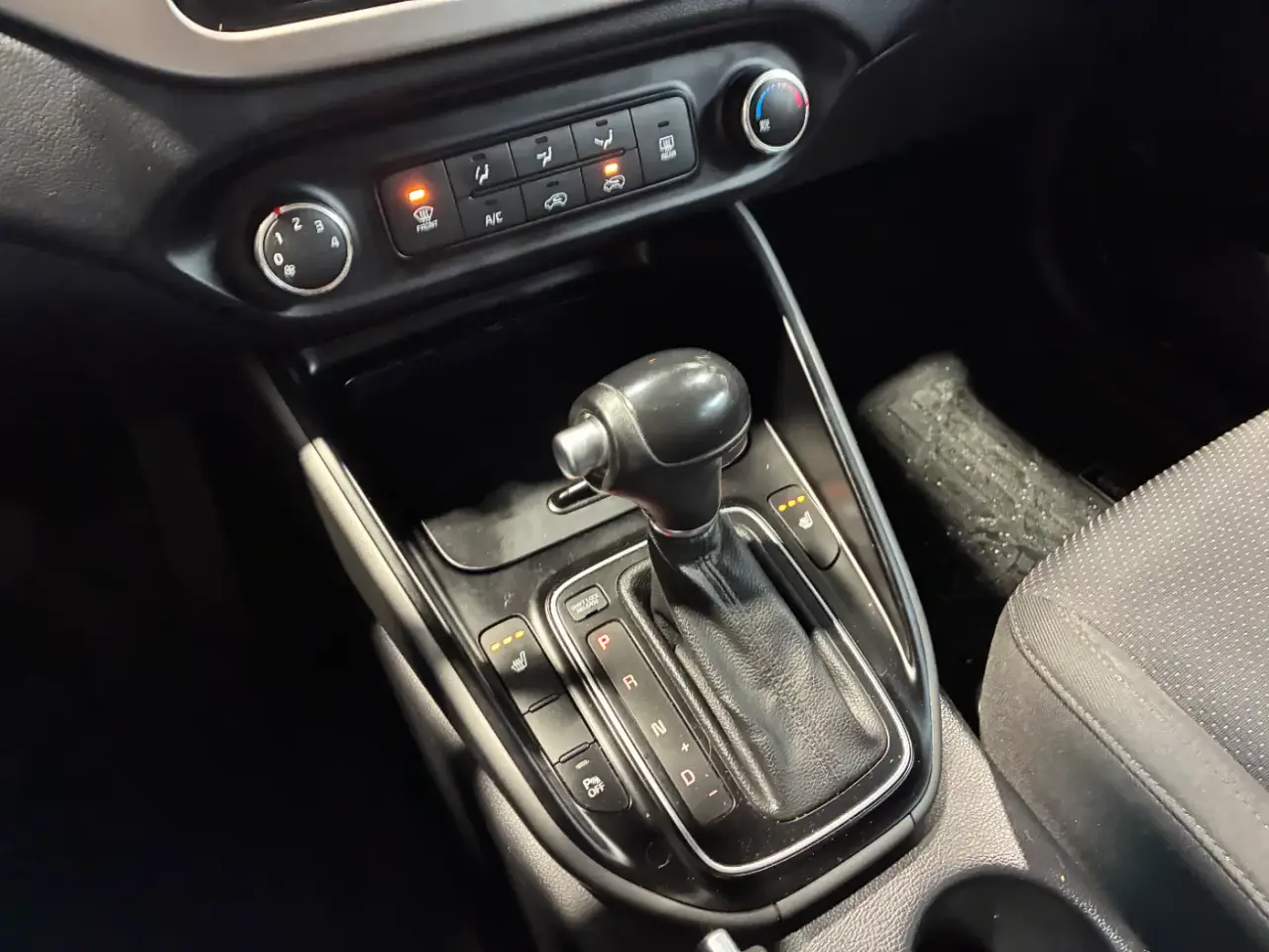 KIA Rondo miniature 13