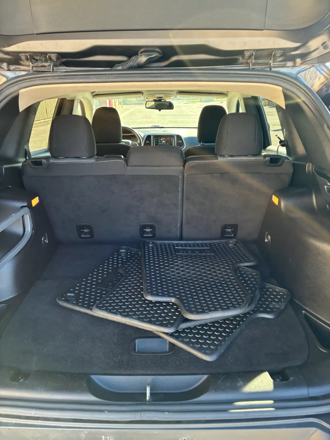 Jeep Cherokee North miniature 8