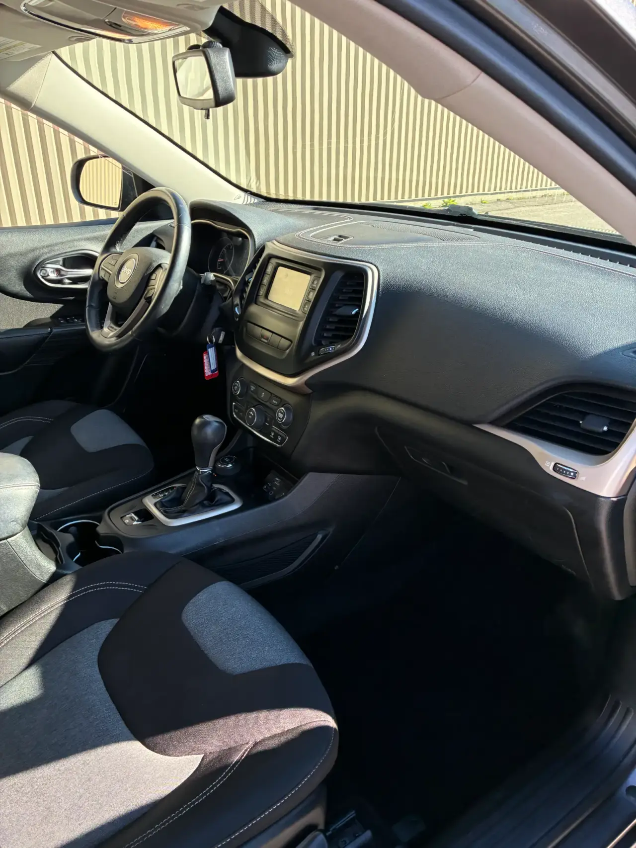 Jeep Cherokee North miniature 10