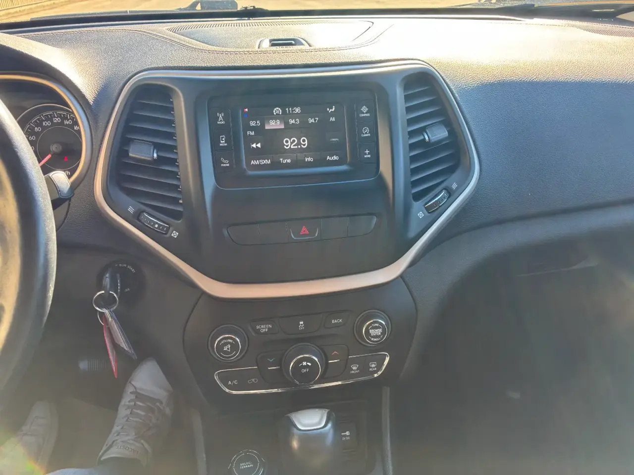 Jeep Cherokee North miniature 13